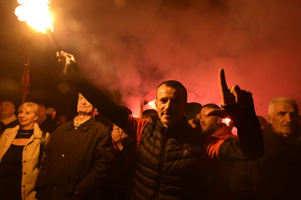 <p>Protestna šetnja se odvijala Bulevarom Svetog Petra Cetinjskog, od platoa ispred Skupštine do spomenika Svetom Petru Cetinjskom</p>