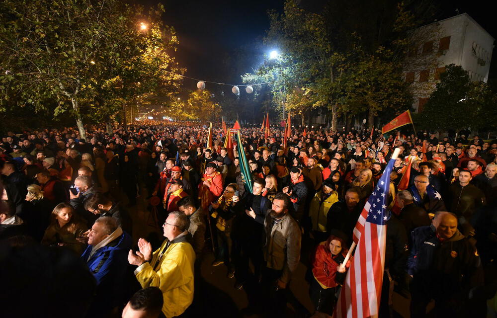 <p>Protestna šetnja se odvijala Bulevarom Svetog Petra Cetinjskog, od platoa ispred Skupštine do spomenika Svetom Petru Cetinjskom</p>