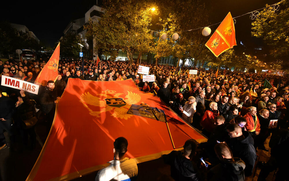 <p>Protestna šetnja se odvijala Bulevarom Svetog Petra Cetinjskog, od platoa ispred Skupštine do spomenika Svetom Petru Cetinjskom</p>