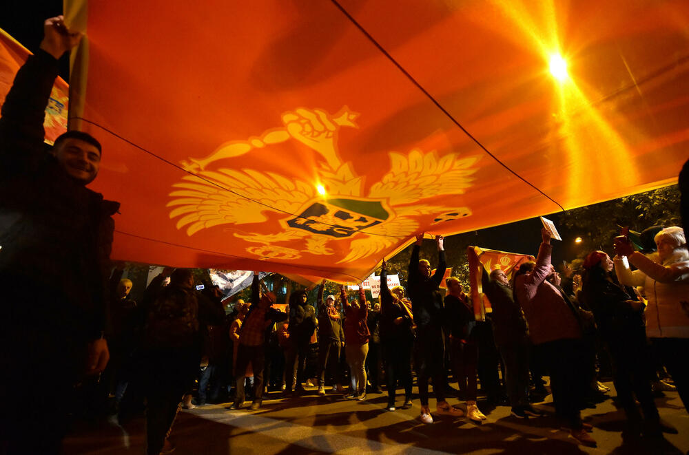 <p>Protestna šetnja se odvijala Bulevarom Svetog Petra Cetinjskog, od platoa ispred Skupštine do spomenika Svetom Petru Cetinjskom</p>