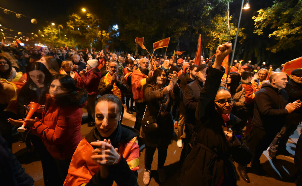 <p>Protestna šetnja se odvijala Bulevarom Svetog Petra Cetinjskog, od platoa ispred Skupštine do spomenika Svetom Petru Cetinjskom</p>