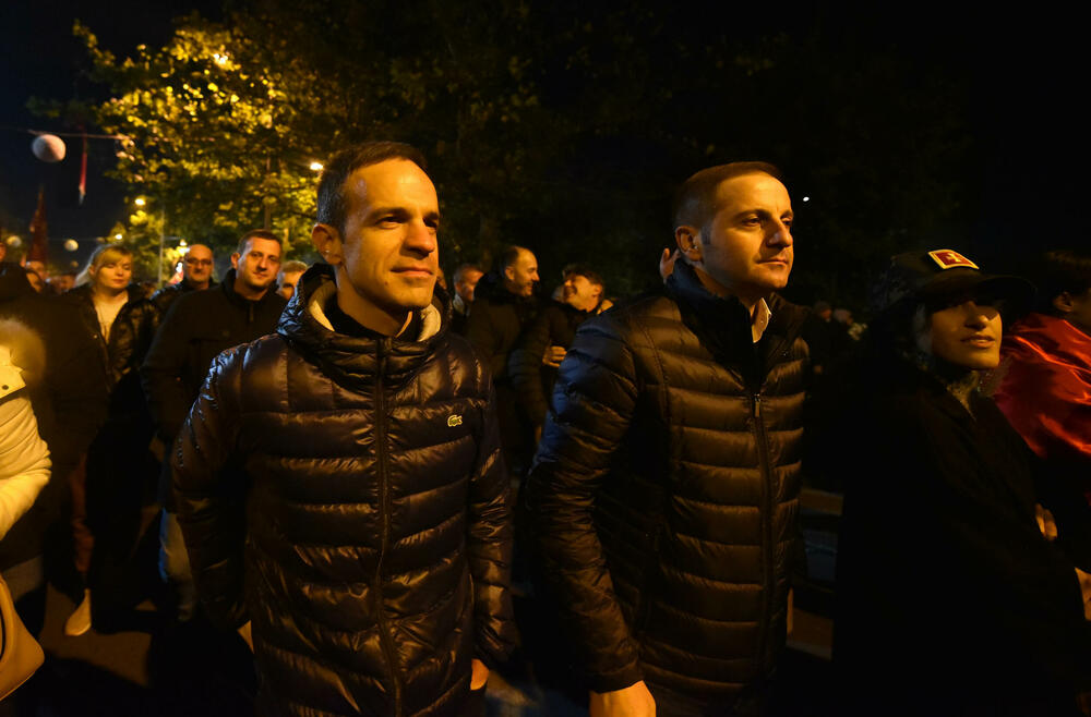 <p>Protestna šetnja se odvijala Bulevarom Svetog Petra Cetinjskog, od platoa ispred Skupštine do spomenika Svetom Petru Cetinjskom</p>