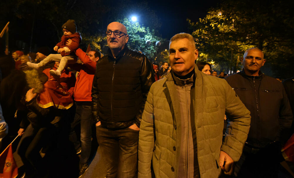 <p>Protestna šetnja se odvijala Bulevarom Svetog Petra Cetinjskog, od platoa ispred Skupštine do spomenika Svetom Petru Cetinjskom</p>