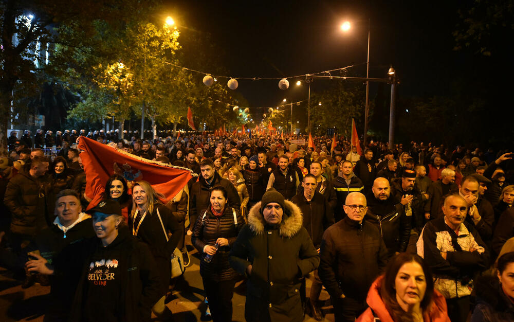 <p>Protestna šetnja se odvijala Bulevarom Svetog Petra Cetinjskog, od platoa ispred Skupštine do spomenika Svetom Petru Cetinjskom</p>