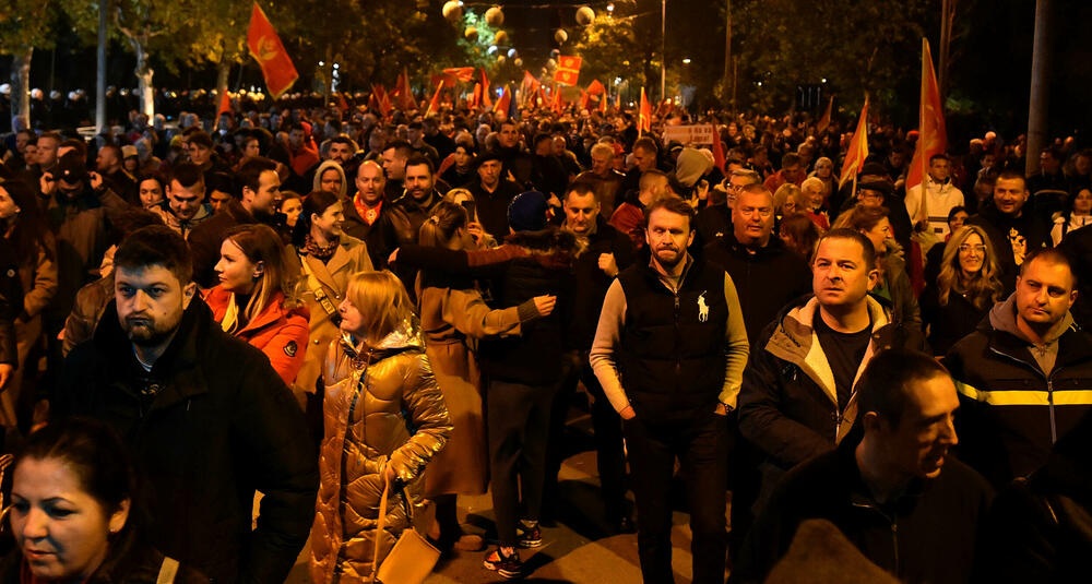 <p>Protestna šetnja se odvijala Bulevarom Svetog Petra Cetinjskog, od platoa ispred Skupštine do spomenika Svetom Petru Cetinjskom</p>