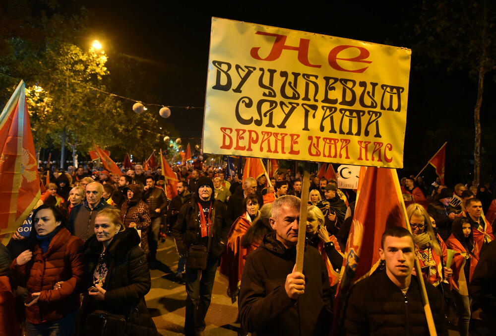 <p>Protestna šetnja se odvijala Bulevarom Svetog Petra Cetinjskog, od platoa ispred Skupštine do spomenika Svetom Petru Cetinjskom</p>