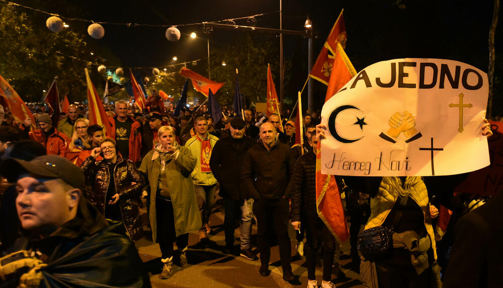 <p>Protestna šetnja se odvijala Bulevarom Svetog Petra Cetinjskog, od platoa ispred Skupštine do spomenika Svetom Petru Cetinjskom</p>