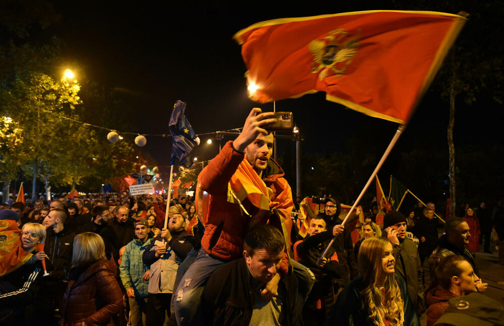 <p>Protestna šetnja se odvijala Bulevarom Svetog Petra Cetinjskog, od platoa ispred Skupštine do spomenika Svetom Petru Cetinjskom</p>