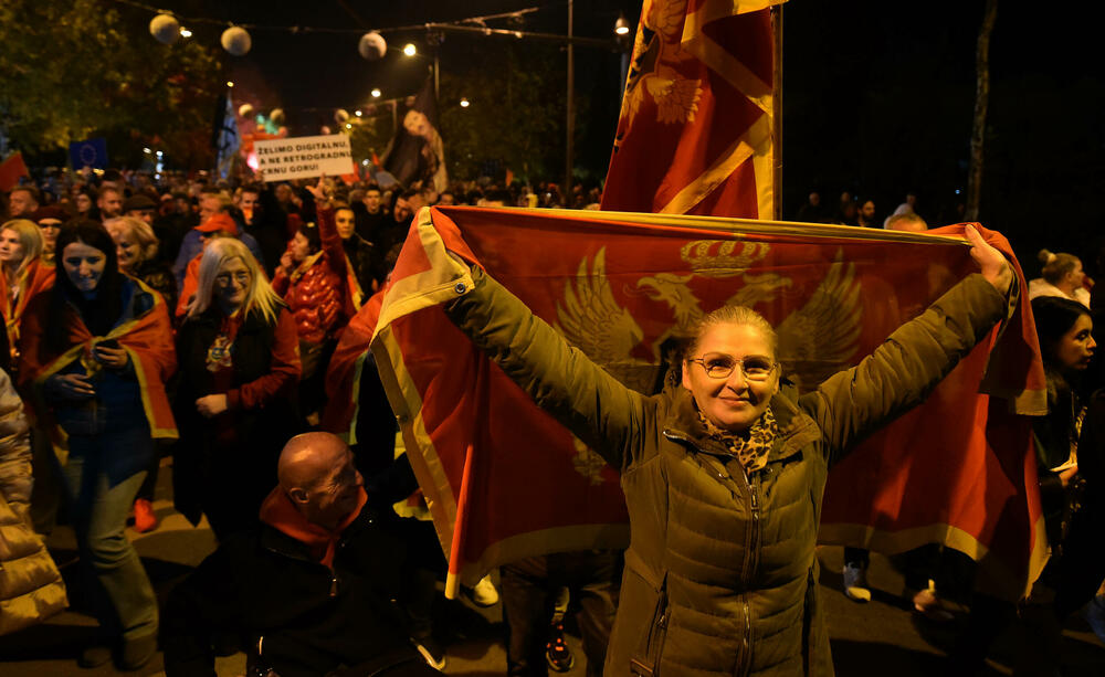 <p>Protestna šetnja se odvijala Bulevarom Svetog Petra Cetinjskog, od platoa ispred Skupštine do spomenika Svetom Petru Cetinjskom</p>