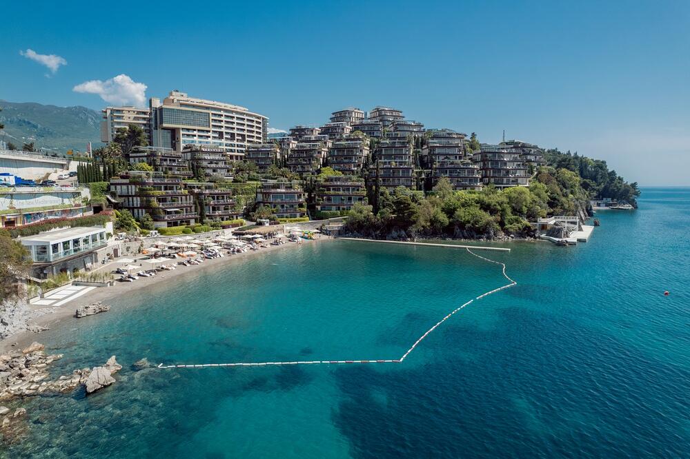 <p>Dukley svim gostima koji borave u hotelu od 23. decembra 2022. godine do 10. januara 2023. godine, obezbjeđuje praznični poklon u vidu besplatnog upgrade-a, pića dobrodošlice i 10% popusta na sve masaže iz Wellbeing ponude.</p>