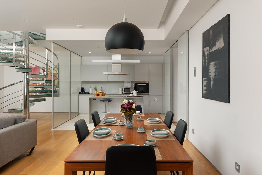 <p>Dukley svim gostima koji borave u hotelu od 23. decembra 2022. godine do 10. januara 2023. godine, obezbjeđuje praznični poklon u vidu besplatnog upgrade-a, pića dobrodošlice i 10% popusta na sve masaže iz Wellbeing ponude.</p>