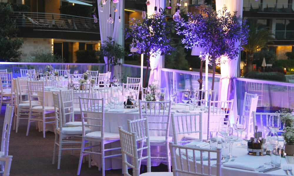 <p>Dukley svim gostima koji borave u hotelu od 23. decembra 2022. godine do 10. januara 2023. godine, obezbjeđuje praznični poklon u vidu besplatnog upgrade-a, pića dobrodošlice i 10% popusta na sve masaže iz Wellbeing ponude.</p>