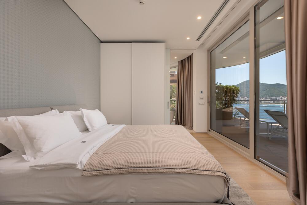 <p>Dukley svim gostima koji borave u hotelu od 23. decembra 2022. godine do 10. januara 2023. godine, obezbjeđuje praznični poklon u vidu besplatnog upgrade-a, pića dobrodošlice i 10% popusta na sve masaže iz Wellbeing ponude.</p>