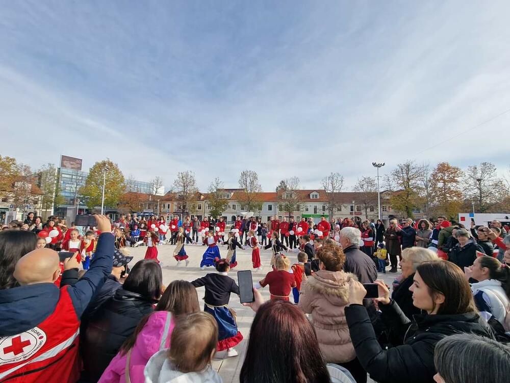 <p>“Vaš samoprijegorni rad, koji na djelu slavi solidarnost, humanost i pravednost, jedan je od temelja boljeg i pravednijeg društva kojem težimo i najbolji podsjetnik da smo ljudi onda kada ljubimo bližnjeg svog", kazao je predsjednik SO Nikšić</p>