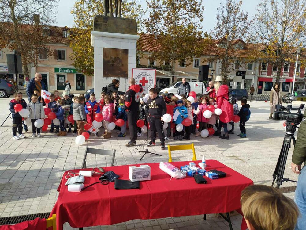 <p>“Vaš samoprijegorni rad, koji na djelu slavi solidarnost, humanost i pravednost, jedan je od temelja boljeg i pravednijeg društva kojem težimo i najbolji podsjetnik da smo ljudi onda kada ljubimo bližnjeg svog", kazao je predsjednik SO Nikšić</p>