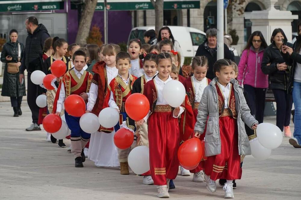 <p>“Vaš samoprijegorni rad, koji na djelu slavi solidarnost, humanost i pravednost, jedan je od temelja boljeg i pravednijeg društva kojem težimo i najbolji podsjetnik da smo ljudi onda kada ljubimo bližnjeg svog", kazao je predsjednik SO Nikšić</p>