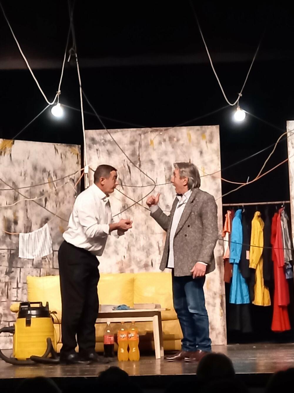 <p>Predstava govori o bračnom paru, intelektulcima, koji su spremni na sve kako bi došli do slave i moći</p>