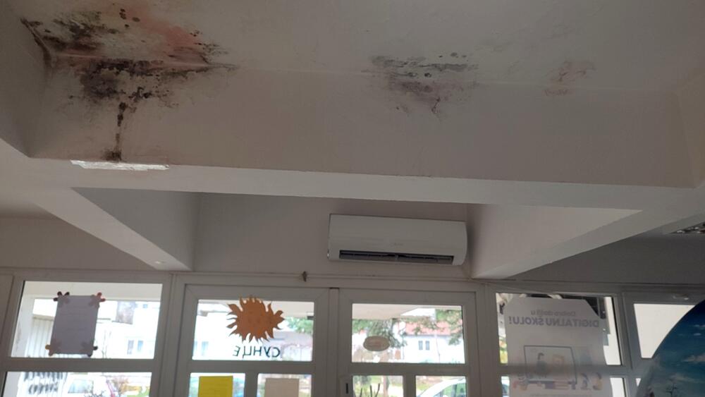 <p>&bdquo;Taj problem datira godinama unazad i na tom krovu je bilo intervencija, ali u pitanju je velika površina, zahtjevan krov sa kupolama, a voda nađe svoj put. Sve što možemo mi radimo da saniramo", kazala je direktorica Javne predškolske ustanove "Dragan Kovačević" Snežana Zogović</p>