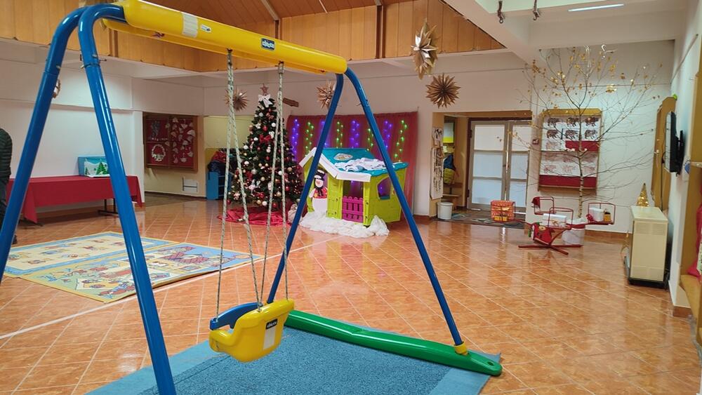 <p>&bdquo;Taj problem datira godinama unazad i na tom krovu je bilo intervencija, ali u pitanju je velika površina, zahtjevan krov sa kupolama, a voda nađe svoj put. Sve što možemo mi radimo da saniramo", kazala je direktorica Javne predškolske ustanove "Dragan Kovačević" Snežana Zogović</p>