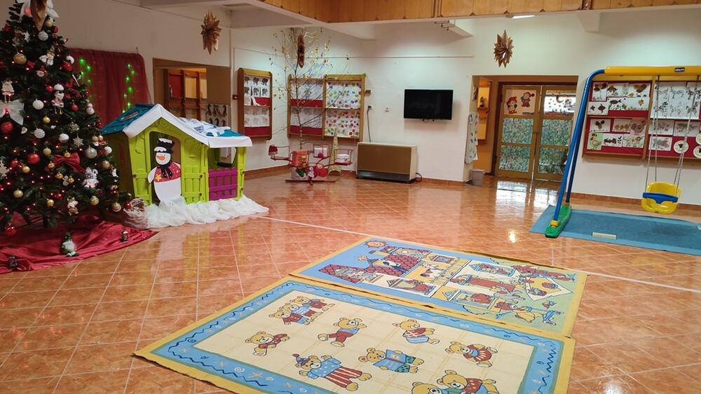 <p>&bdquo;Taj problem datira godinama unazad i na tom krovu je bilo intervencija, ali u pitanju je velika površina, zahtjevan krov sa kupolama, a voda nađe svoj put. Sve što možemo mi radimo da saniramo", kazala je direktorica Javne predškolske ustanove "Dragan Kovačević" Snežana Zogović</p>