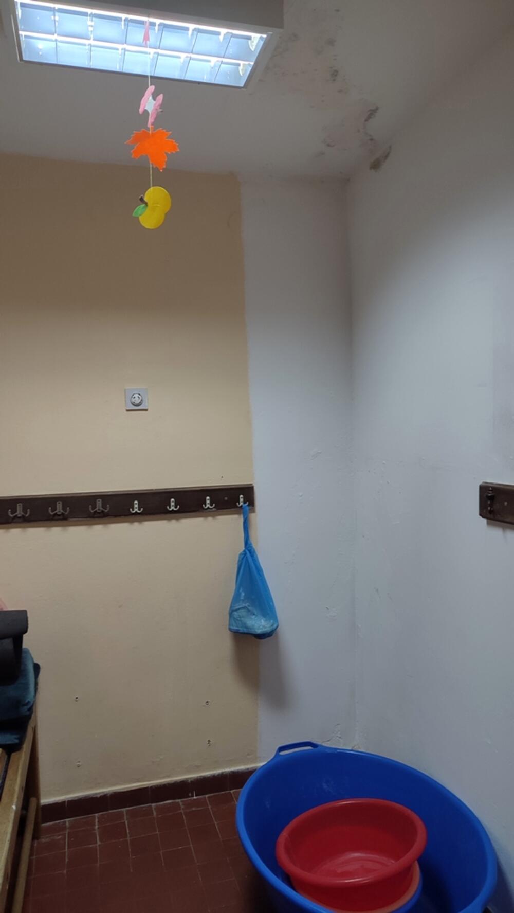 <p>&bdquo;Taj problem datira godinama unazad i na tom krovu je bilo intervencija, ali u pitanju je velika površina, zahtjevan krov sa kupolama, a voda nađe svoj put. Sve što možemo mi radimo da saniramo", kazala je direktorica Javne predškolske ustanove "Dragan Kovačević" Snežana Zogović</p>