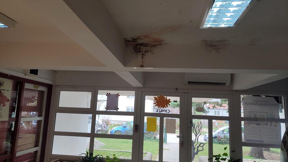 <p>&bdquo;Taj problem datira godinama unazad i na tom krovu je bilo intervencija, ali u pitanju je velika površina, zahtjevan krov sa kupolama, a voda nađe svoj put. Sve što možemo mi radimo da saniramo", kazala je direktorica Javne predškolske ustanove "Dragan Kovačević" Snežana Zogović</p>
