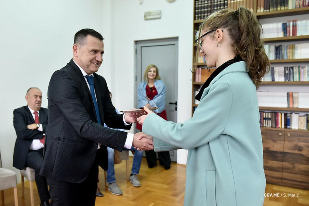<p>"Evropska omladinska kartica je međunarodni društveno odgovorni program koji mladim ljudima u Crnoj Gori olakšava ulazak u svijet informacija, mobilnosti, neformalne edukacije i umrežavanja"</p>