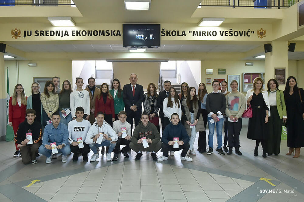 <p>"Evropska omladinska kartica je međunarodni društveno odgovorni program koji mladim ljudima u Crnoj Gori olakšava ulazak u svijet informacija, mobilnosti, neformalne edukacije i umrežavanja"</p>