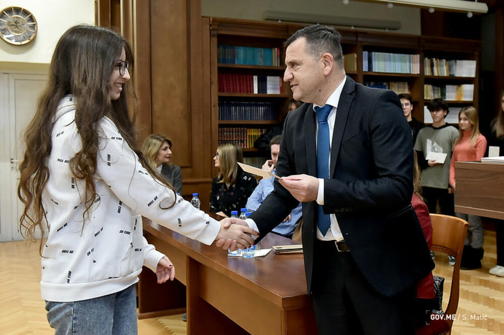 <p>"Evropska omladinska kartica je međunarodni društveno odgovorni program koji mladim ljudima u Crnoj Gori olakšava ulazak u svijet informacija, mobilnosti, neformalne edukacije i umrežavanja"</p>