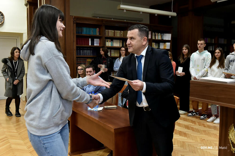 <p>"Evropska omladinska kartica je međunarodni društveno odgovorni program koji mladim ljudima u Crnoj Gori olakšava ulazak u svijet informacija, mobilnosti, neformalne edukacije i umrežavanja"</p>