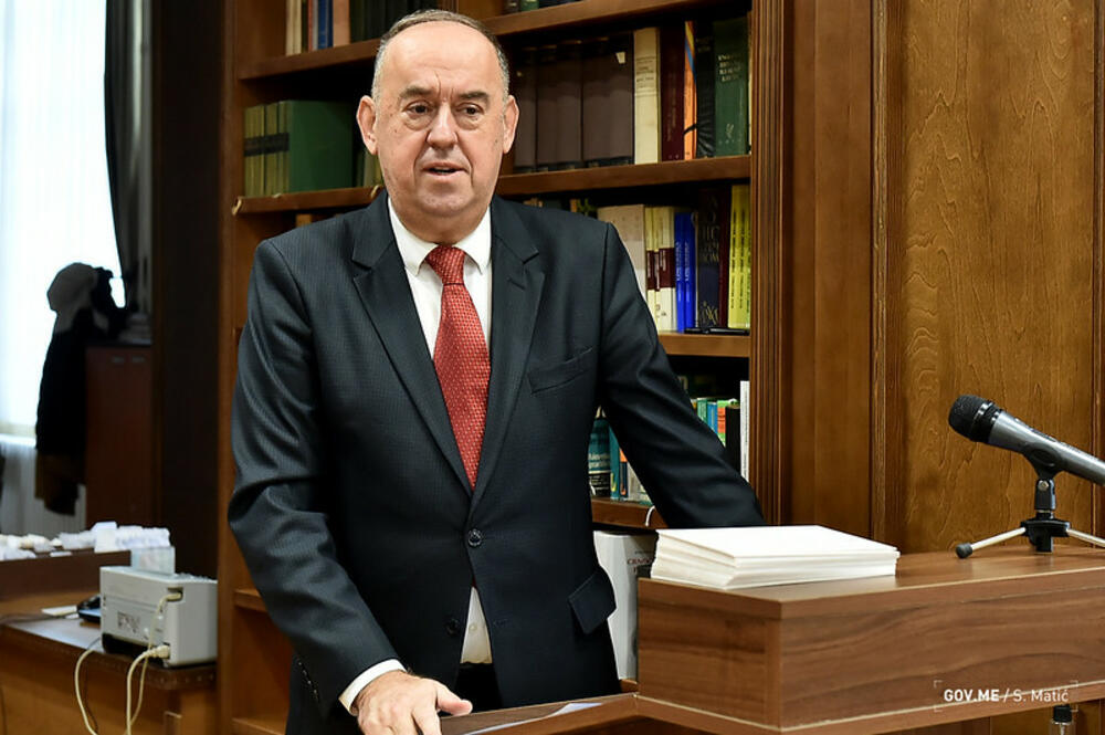 <p>"Evropska omladinska kartica je međunarodni društveno odgovorni program koji mladim ljudima u Crnoj Gori olakšava ulazak u svijet informacija, mobilnosti, neformalne edukacije i umrežavanja"</p>