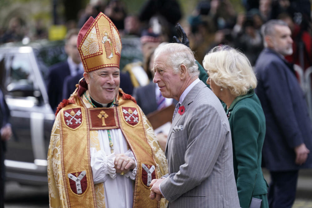 Kralj Čarls sa nadbiskupom od Jorka ispred katedrale u Jorku 9. novembra, Foto: REUTERS