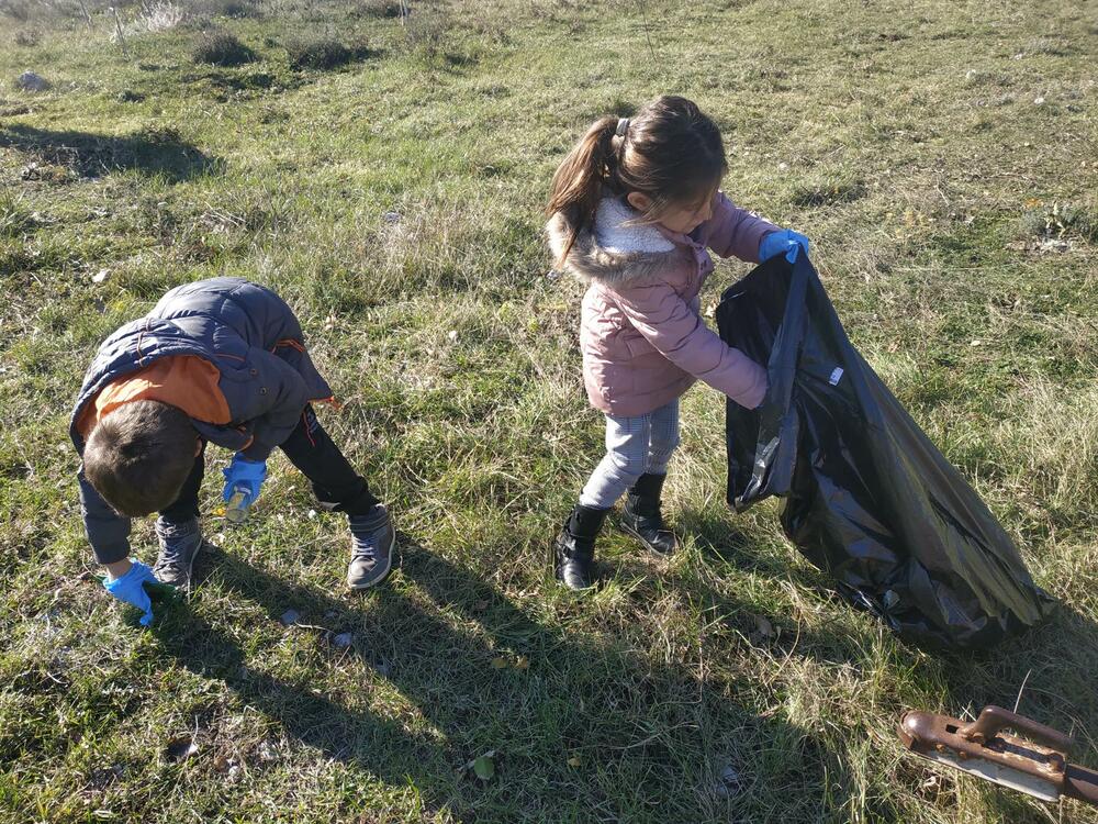 <p>„Svrha pošumljavanja je bila da se kod mladih sa ovog područja podigne svijest o značaju zaštite životne sredine i očuvanja biodiverziteta. Učesnici su bili zadovoljni učešćem u akciji i izrazili su želju da se nastavi sa sličnim aktivnostima“, kazala je koordinatorka projekta Snežana Danilović</p>