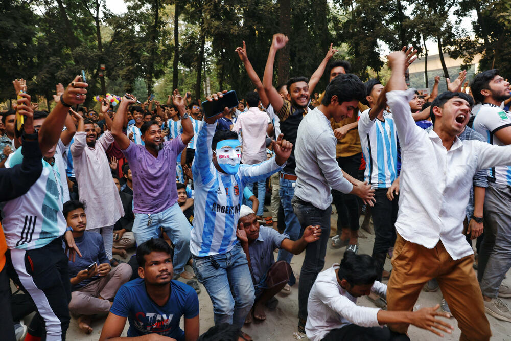<p>Bangladeš je ovih dana u znaku plavo-bijele boje. Skandira se Mesiju, kliče Maradoni i navija za Argentinu</p>