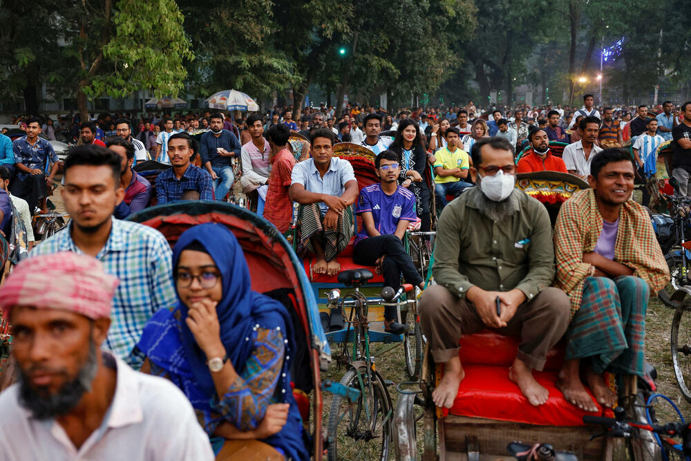 <p>Bangladeš je ovih dana u znaku plavo-bijele boje. Skandira se Mesiju, kliče Maradoni i navija za Argentinu</p>