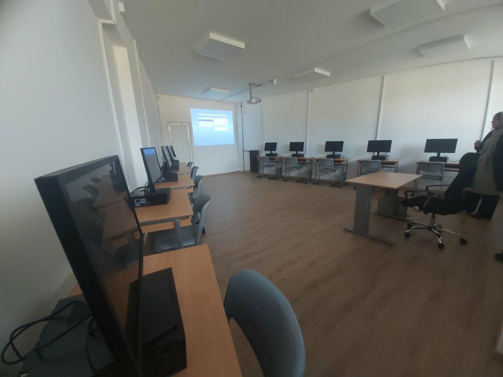 <p>Direktor škole Esad Sutović je kazao da je projekat od velike važnosti za školu zbog podizanja kvaliteta sproviđenja nastave i poboljšanja uslova za njihovo izvođenje<br /> </p>