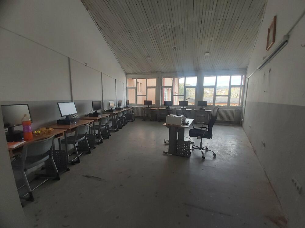 <p>Direktor škole Esad Sutović je kazao da je projekat od velike važnosti za školu zbog podizanja kvaliteta sproviđenja nastave i poboljšanja uslova za njihovo izvođenje<br /> </p>