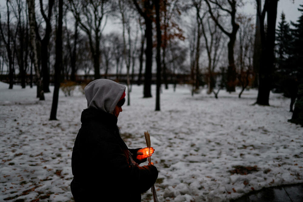 Ukrajinka prilikom posjete spomeniku žrtvama Holodomora u Kijevu, Foto: Reuters
