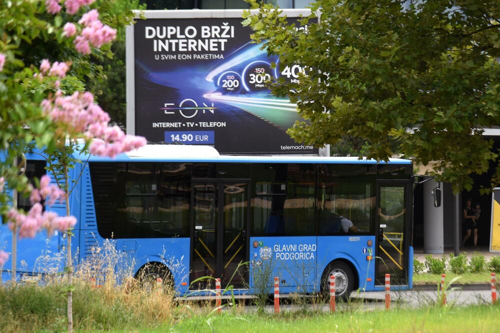 Autobus gradskog saobraćaja na ulicama Podgorice, Foto: BORIS PEJOVIC