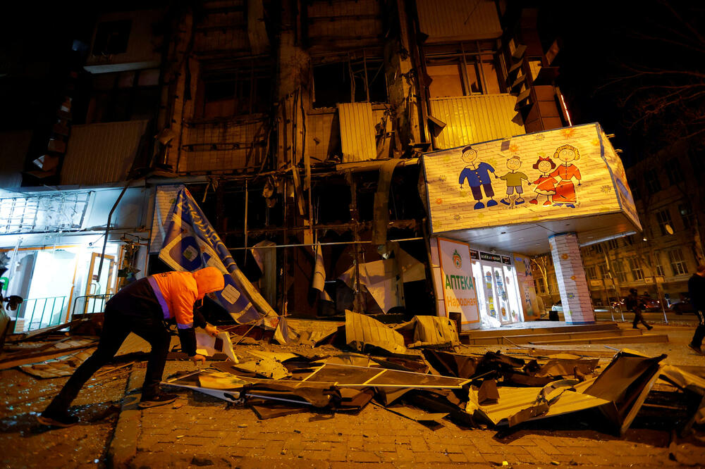 Stambena zgrada uništena u granatiranju Donjecka, Foto: Rojters