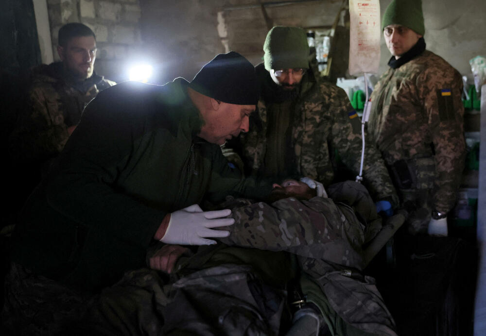 Ukazivanje prve pomoći ranjenim ukrajinskim vojnicima