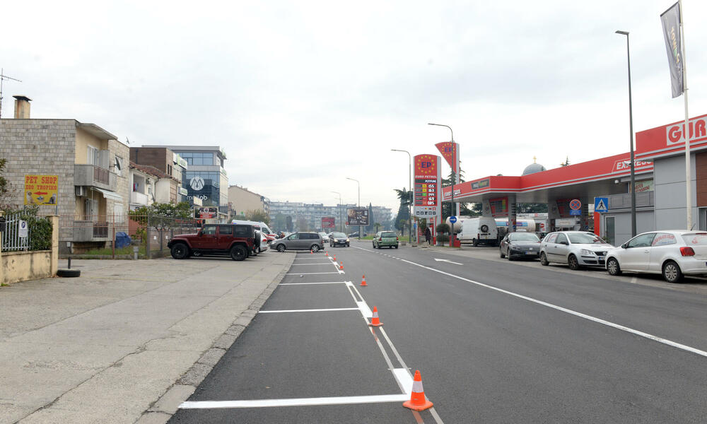 <p>Aktuelni gradonačelnik Podgorice Ivan Vuković rekao je da će se ovom temeljnom sanacijom, u dužini od 700 metara, olakšati odvijanje saobraćaja u tom dijelu Podgorice</p>