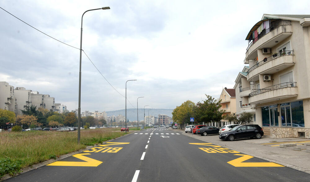 <p>Aktuelni gradonačelnik Podgorice Ivan Vuković rekao je da će se ovom temeljnom sanacijom, u dužini od 700 metara, olakšati odvijanje saobraćaja u tom dijelu Podgorice</p>