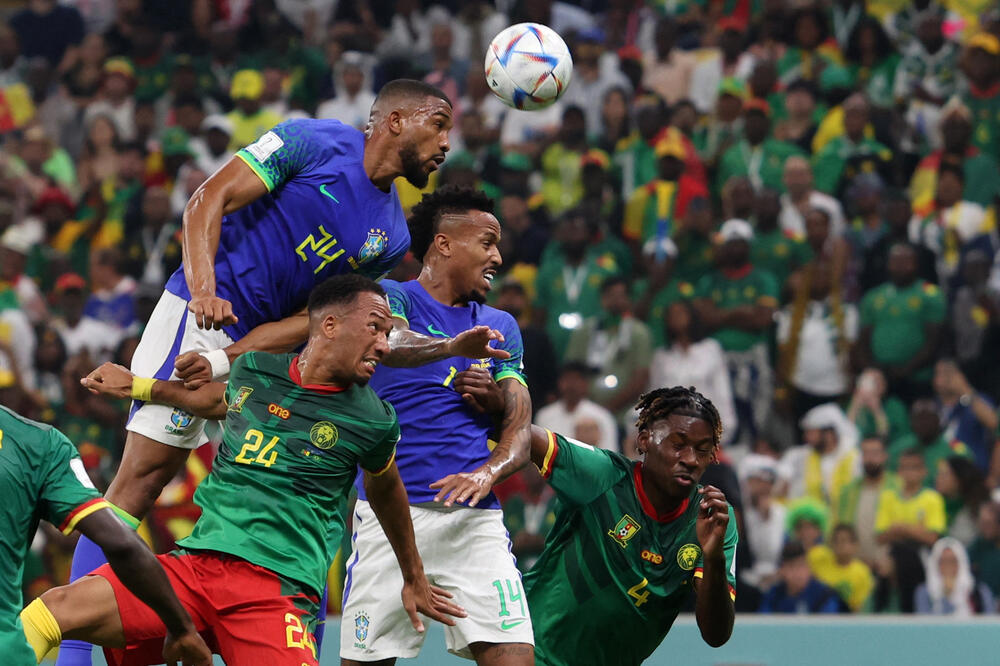 Bremer sa brojem 24 u akciji protiv Kameruna, Foto: Reuters