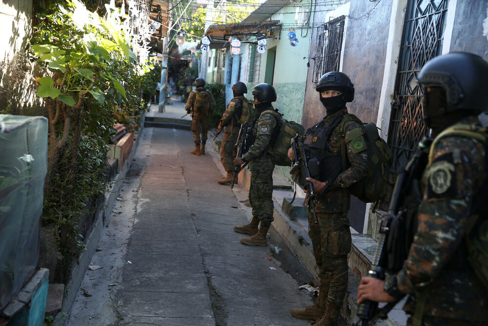 <p>Sopajango je prvo naselje u kojem se primenjuje nalog predsjednika od 23. novembra da gradovi budu opkoljeni da bi vojska mogla da pretražuje kuće i hapsi pripadnike bandi</p>