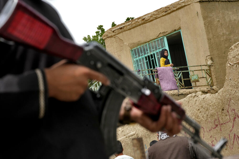 Talibanski borac na mjestu eksplozije ispred škole u Kabulu, Foto: Beta/AP