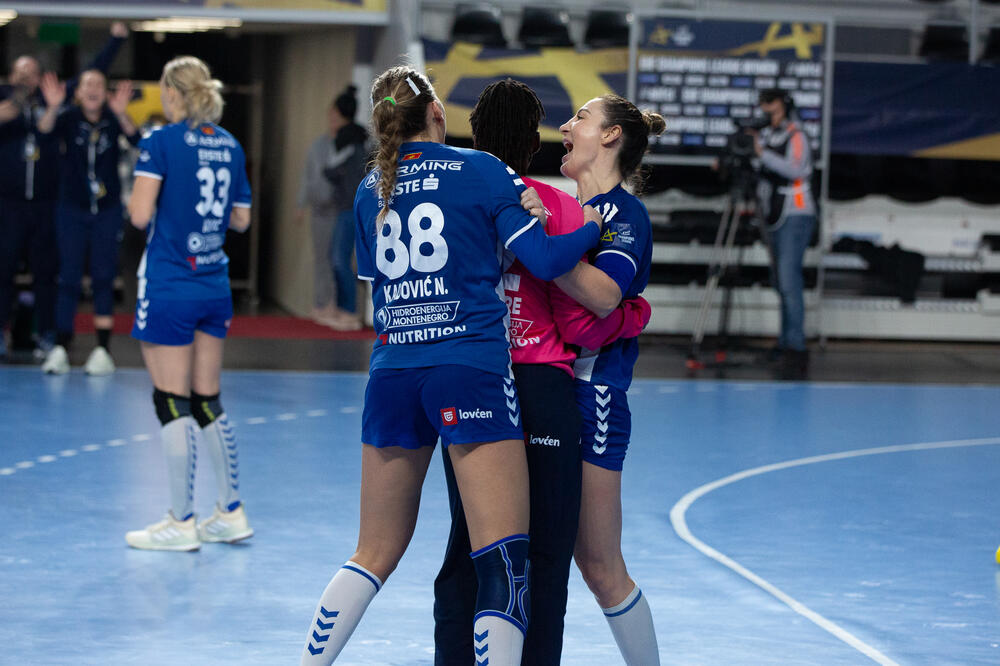 Nađa Kadović i Milena Raičević grle Armel Atingre nakon pobjede, Foto: Dejan Starčević/ŽRK Budućnost