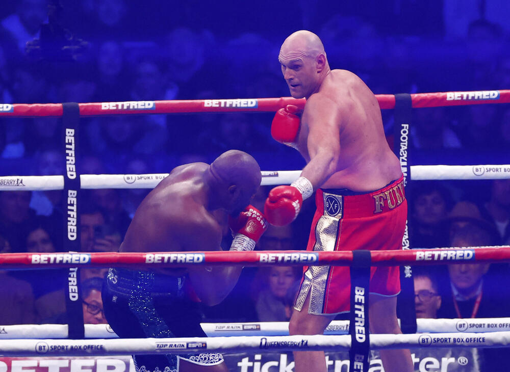 <p>Englez je do pobjede došao tehničkim nokautom kada je na deset sekundi prije kraja desete runde sudija prekinuo borbu</p>