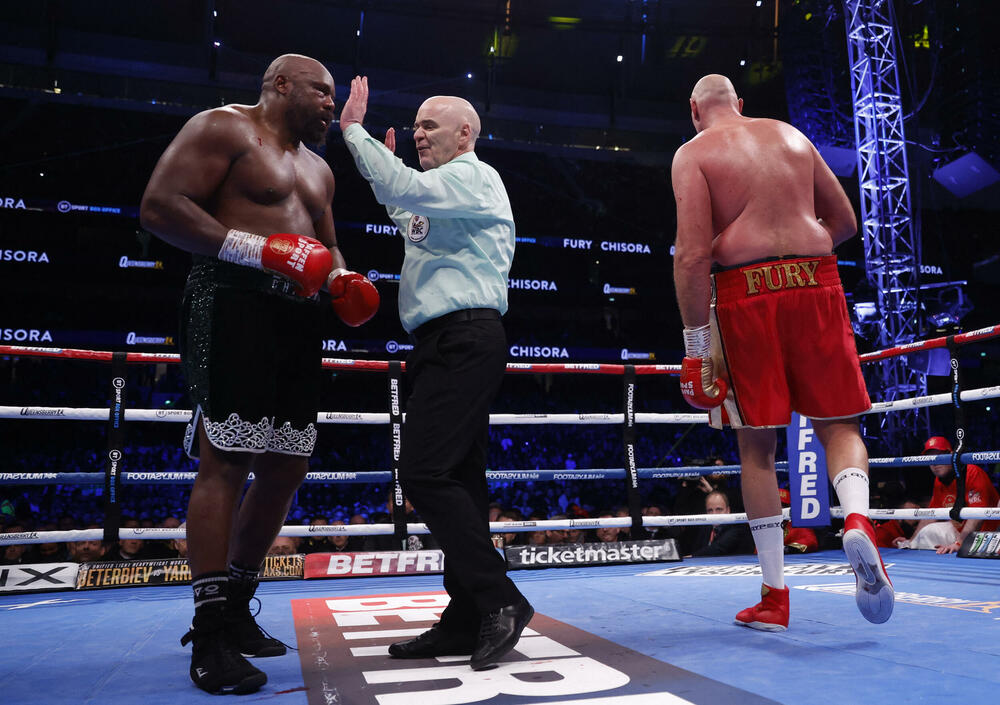 <p>Englez je do pobjede došao tehničkim nokautom kada je na deset sekundi prije kraja desete runde sudija prekinuo borbu</p>