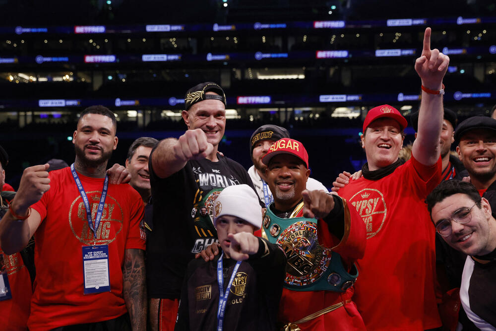 <p>Englez je do pobjede došao tehničkim nokautom kada je na deset sekundi prije kraja desete runde sudija prekinuo borbu</p>